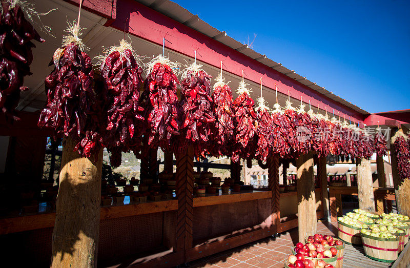 Española, NM:户外摊位出售辣椒，辣椒，苹果